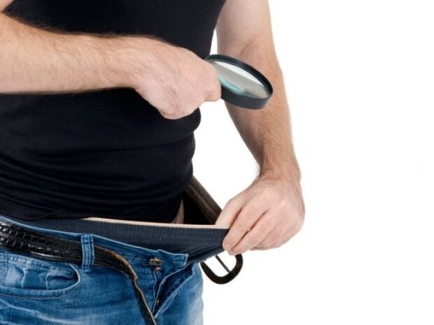 Un hombre se baja los pantalones y quiere agrandar su pene.