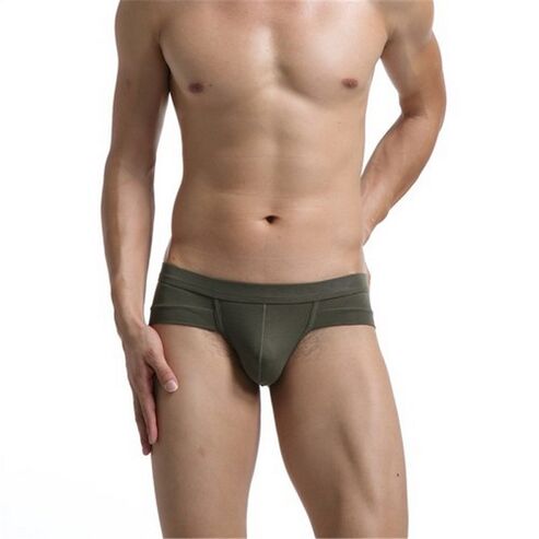 Hombre con pene agrandado. limonada