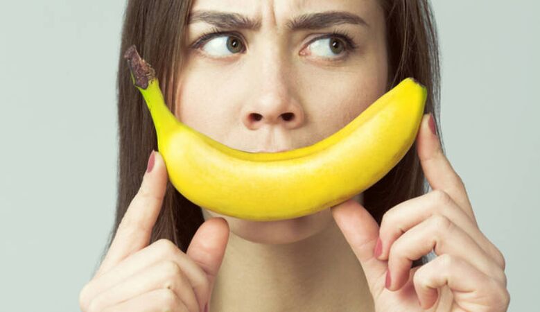 Chica con banana imita agrandamiento de pene con masaje